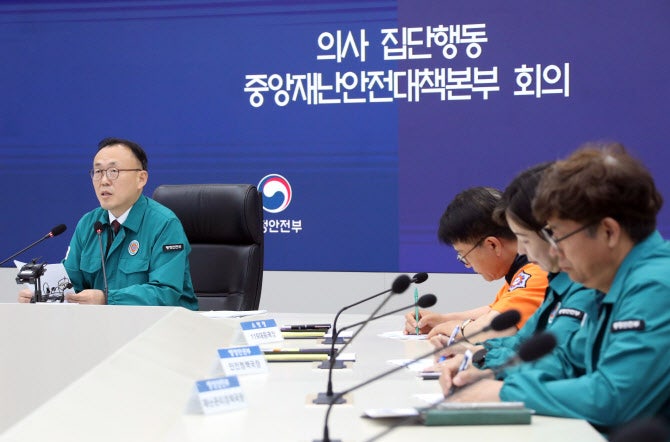 의료계 전면 휴진 촉각…<b>정부</b> "불법행위 <b>엄정</b>대응"
