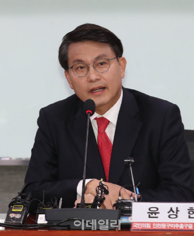 <b>윤상현</b>, 한동훈 출마설에 "2027년 <b>대선</b> 출마할지 확실히 답해야"