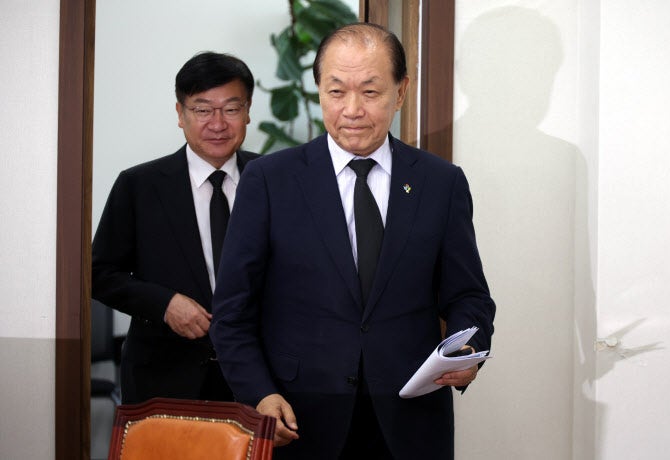 <b>황우여</b>, <b>추경호</b> 원내대표 복귀 촉구…"당 앞날 봐서 일어서달라"