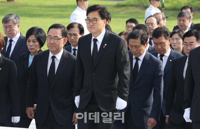 [포토]<b>우원식 국회의장</b>, <b>현충탑</b> 참배를 위해 이동