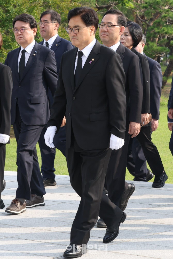 [포토]<b>우원식 국회의장</b>, <b>현충탑</b> 참배