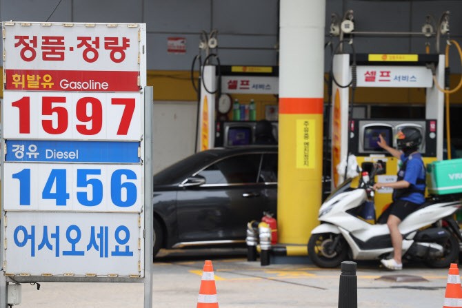 오늘부터 기름값 인상…산업부 "유류세 환원분, 가격에 단계적 반영해야"