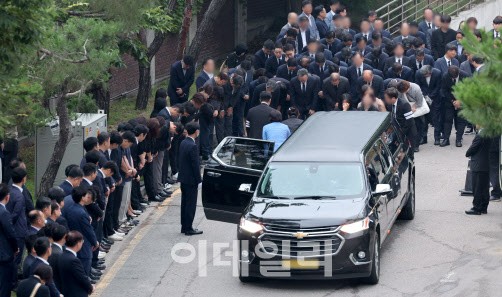 ‘<b>시청역</b> 역주행’ 사망자 마지막 길…유족·지인 ‘눈물바다’(종합)