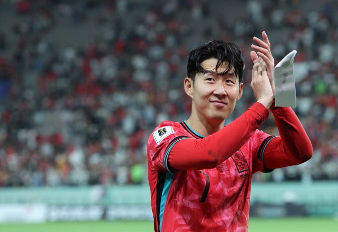 <b>손흥민</b> '<b>동네</b> <b>축구장</b>'에 또 등판…인파 몰려 경찰 투입