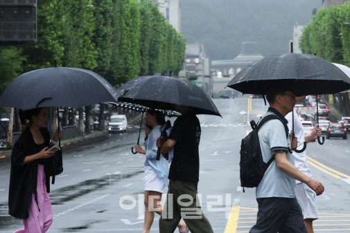 <b>전국 곳곳</b>에 <b>소나기</b> …낮 기온 최고 32도[오늘날씨]