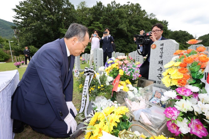 <b>추경호</b> 등 국민의힘 지도부, '순직 1주기' 채해병 <b>묘역</b> 참배