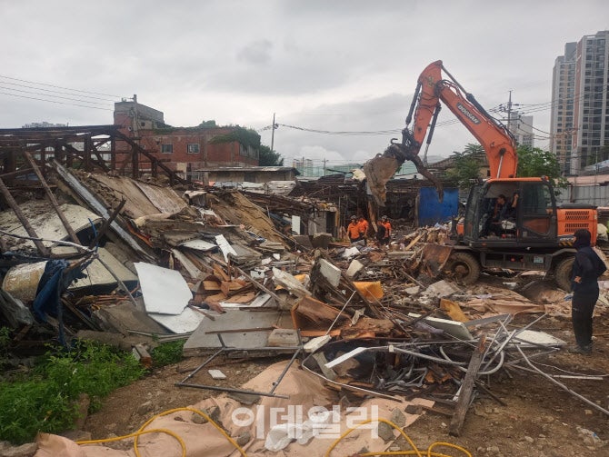 <b>성남 성호시장</b> 건물 붕괴사고, 40대 남성 사망(종합)