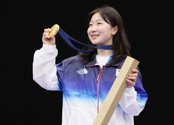 16세 여고생 <b>반효진</b>, 한국 <b>100번째</b> 金..사격 최연소 메달리스트도 경신