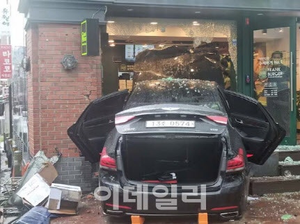 강북구 미아동서 승용차, <b>햄버거</b> 가게 <b>돌진</b>…6명 부상