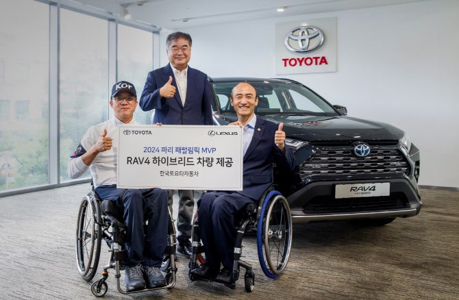 한국토요타, 파리 <b>패럴림픽</b> 사격 2관왕 <b>박진호</b> 선수에게 RAV4 전달