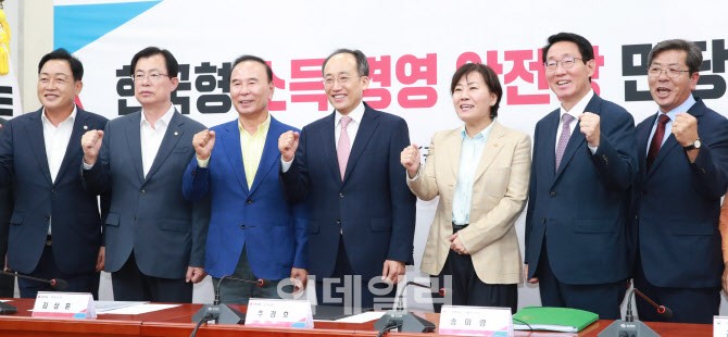 [포토] 한국형 소득·<b>경영</b> 안정망 <b>민당정 협의회</b> 개최