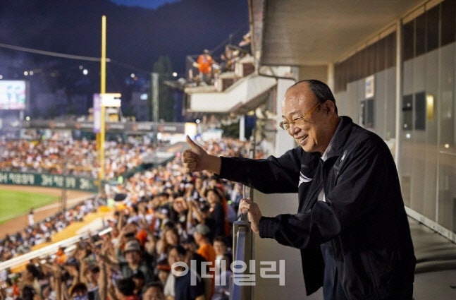 <b>김승연</b> 한화 <b>회장</b>, 대전서 올해 마지막 야구 관전