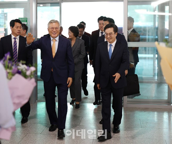 수원서 만난 <b>문재인</b>·김동연, 전직 <b>대통령</b> 최초 경기도청 방문(1보)