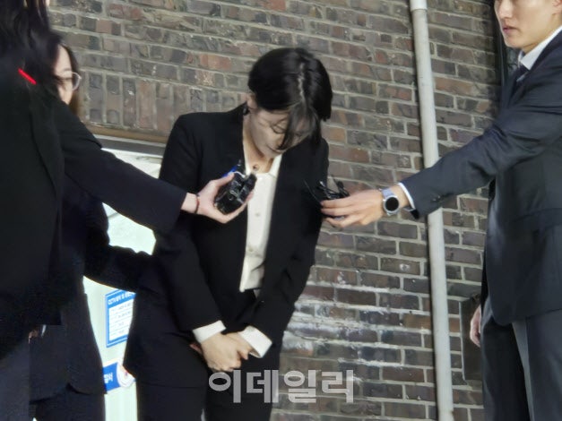 ‘<b>음주운전</b>’ <b>문다혜</b>, 4시간 <b>경찰</b> 조사 후 "죄송하다"…질문엔 묵묵부답...