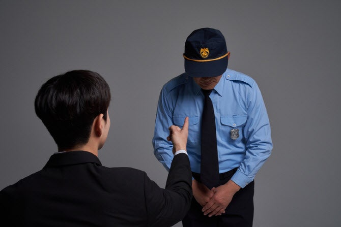 ‘<b>개처럼</b> 짖어봐’ <b>갑질</b> 입주민…결국 경비원에 4500만원 위자료 판결