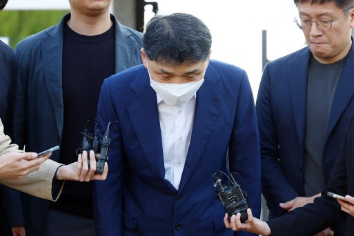 '<b>보석</b> 석방' <b>카카오 김범수</b>…"성실히 조사받겠다"