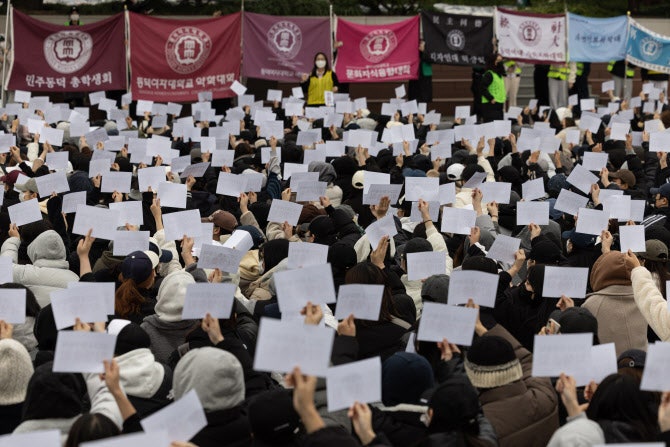 "99.9%가 <b>공학</b> 반대"…<b>동덕여대</b> 학생들의 극렬한 반발