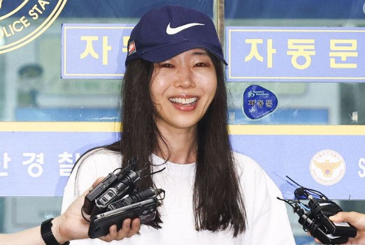 <b>민희진</b>, '뉴진스 탈출' 배후설 보도에… '줄고소' 반격