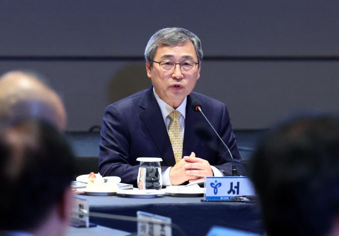 <b>정근식</b> "심야 계엄령, <b>민주주의</b> 소중함 새기는 계기로 삼을 것"