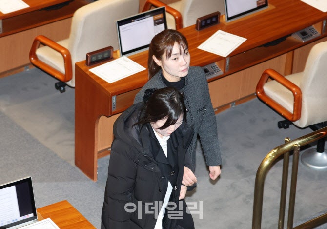<b>탄핵 투표</b> <b>김예지</b> 괴롭힌 '문자 폭탄'...그럼에도 "<b>의원</b> 책무 다할 것"