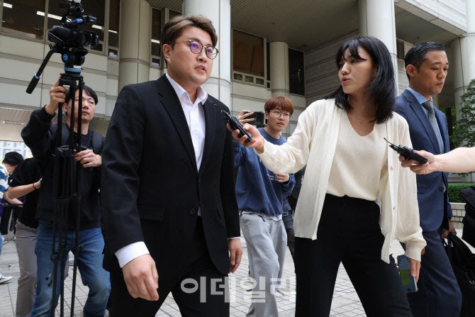 "똑바로 살겠다"던 <b>김호중</b>, 세 번째 <b>구속 연장</b>…구치소서 새해맞이