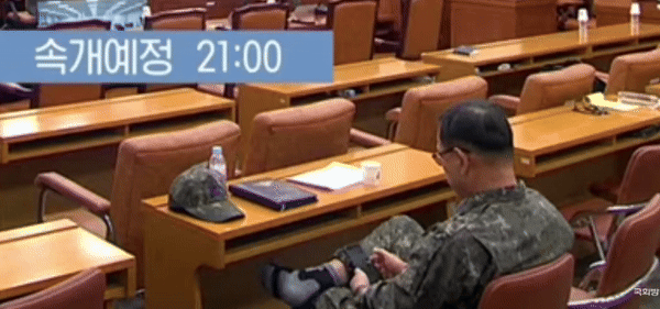 ‘비상계엄인데’ 국방위 회의실서 <b>게임</b>한 <b>장성</b> 시끌 [영상]
