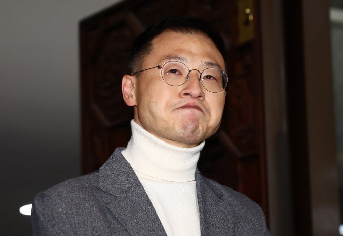 與<b>김상욱</b>, <b>탄핵 찬성</b> 후 닥친 일...“왕따, 살해 협박, 겁박”