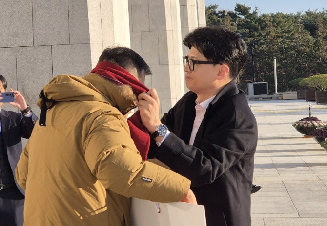 한동훈, '尹 <b>탄핵</b> 찬성' <b>김상욱</b>에 붉은 목도리 둘러주며 끄덕끄덕