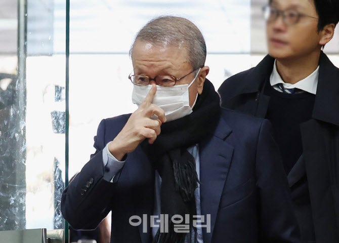 검찰, 200억대 <b>횡령</b> <b>홍원식</b> 전 <b>남양유업</b> 회장 구속기소