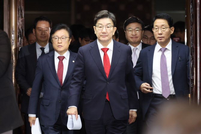 권성동 “민주당, 韓<b>권한대행</b> 탄핵안 발의 결정 취소해야”(상보)
