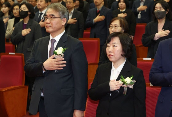 조한창·<b>정계선</b> <b>재판관 취임</b>…헌재 '8인 체제' 본격 가동