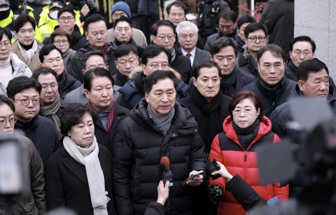 尹관저 앞에 모인 국민의힘 “불법적 체포영장 무효…결단코 막을 것”...