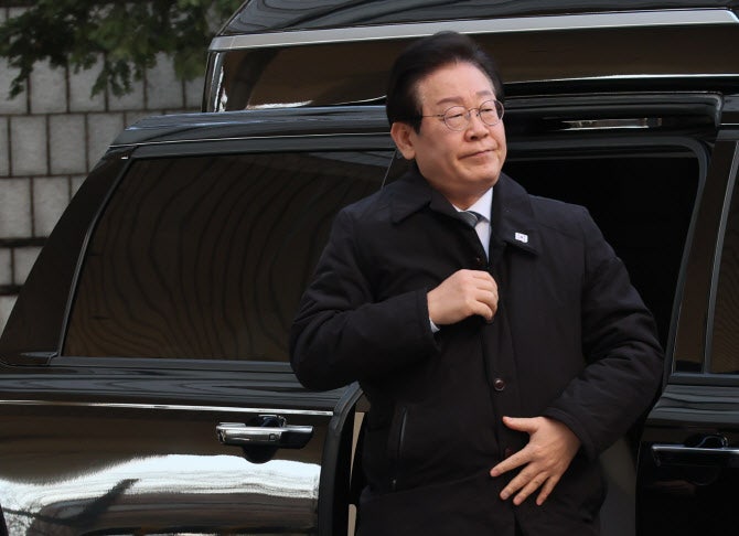<b>이재명 대표</b>, <b>대장동 재판</b> 출석…시국 질문엔 '묵묵부답'