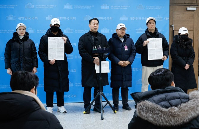 국회에 ‘<b>백골단</b>’ 들인 <b>김민전</b>, 논란 커지자 “기자회견 철회”