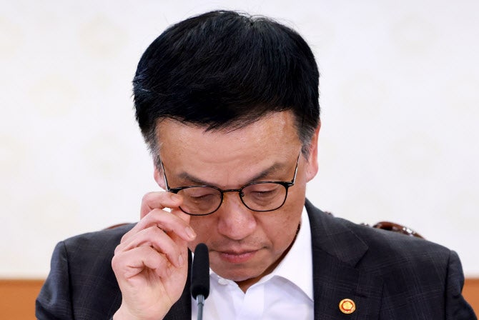 崔대행, <b>박종준 경호처장 사직</b>서 수리(상보)