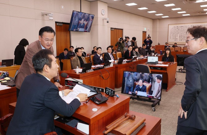 '대법원장 추천' <b>내란특검법</b>, <b>법사위 통과</b>…與 반발 '표결불참'(상보)