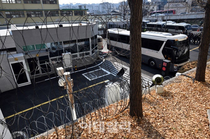 <b>대통령</b>실 '한남동 <b>관저 촬영</b>' 동아일보 고발