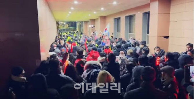 '최대 징역 10년' 충격의 <b>법원</b> 테러…처벌은