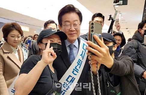 <b>이재명</b> “<b>트럼프</b> 시대, 중기 피해 우려…선제 대응해야”