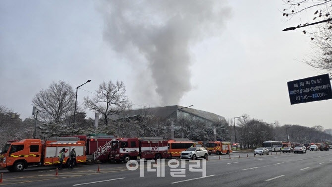 용산 국립<b>한글박물관 화재</b>…7시간 만에 진압 완료