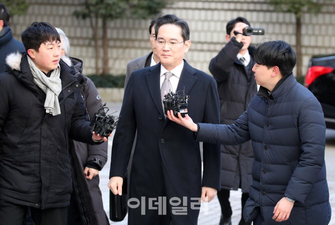 <b>이재용</b>, 2심도 <b>무죄</b>…法 "범죄 증명 없다"(상보)