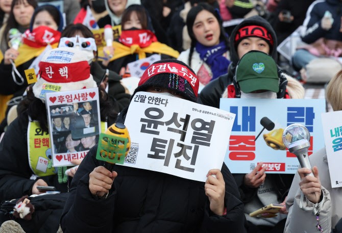 `<b>탄핵 배지</b>` 마트직원에…尹지지자들, 신상캐고 불매운동