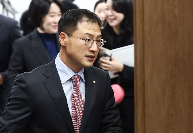 <b>김상욱</b> “<b>한동훈</b>, 이르면 주말부터 움직일 듯…與, 尹과 절연해야”