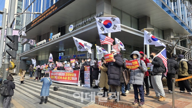 `尹 방어권` 논란, 긴장감 흐르는 <b>인권위</b>…<b>지지자</b> 속속 집결