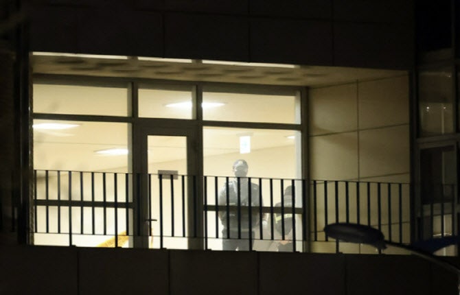 <b>대전 초교</b>서 교사가 8살 <b>여아 흉기</b>로 <b>살해</b>…학교 긴급 휴교
