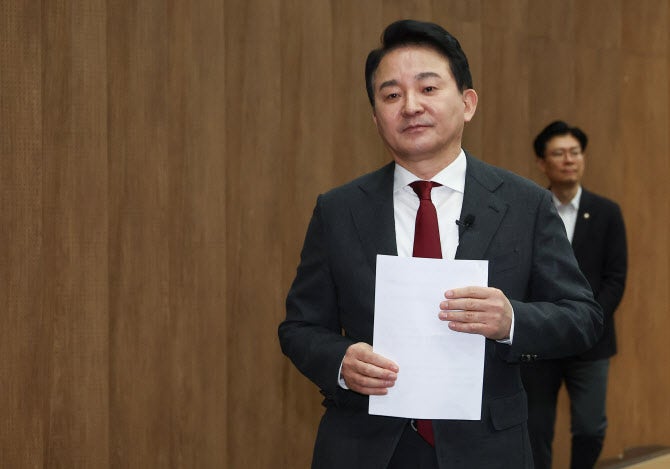 ‘침묵 깬 잠룡’ <b>원희룡</b> “헌법 버린 <b>헌재</b> 고발…尹 복귀 우선”