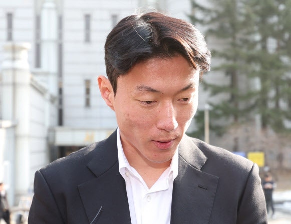 '<b>불법 촬영</b>' <b>황의조</b>, 징역1년·집유2년…"축구팬에 죄송"(종합)