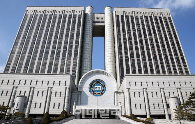 <b>백윤식</b> 무고한 <b>전 연인</b> 2심서 <b>벌금</b>형으로 감형