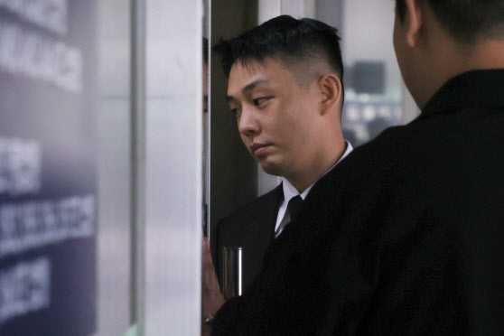 '<b>마약</b> 상습 투약' <b>유아인</b>, 2심서 <b>집행유예</b> 감형…석방(상보)