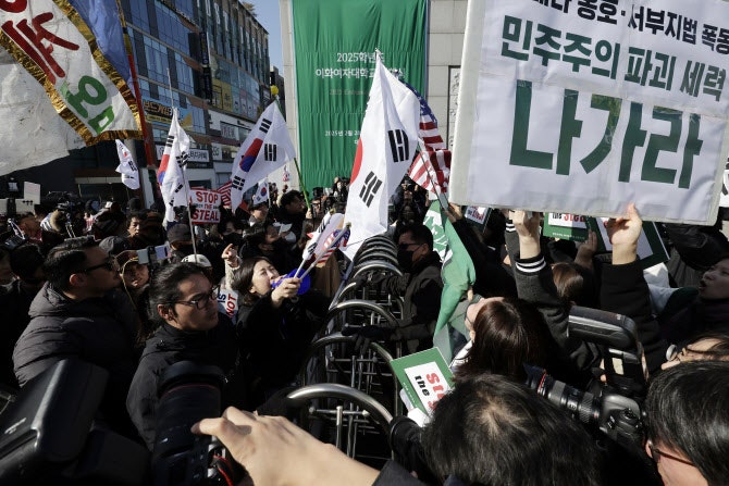 학생 멱살잡고 "나라 팔아먹을 X"...<b>이화여대</b> 尹<b>탄핵찬반</b> 아수라장